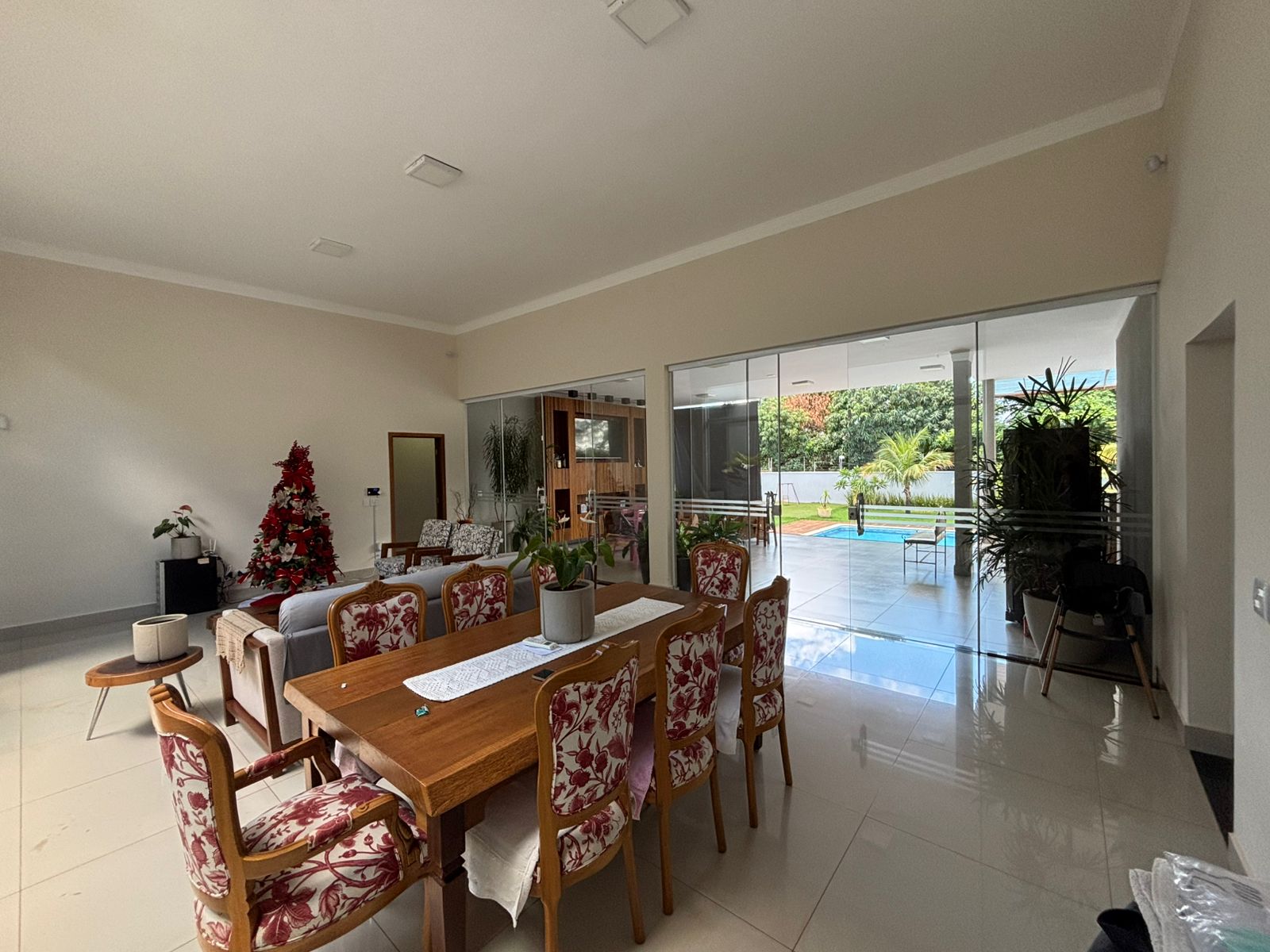 VENDE: LINDA RESIDENCIA COM 3 SUÍTES - CONDOMÍNIO SANTA MôNICA - BRODOWSKI-SP.