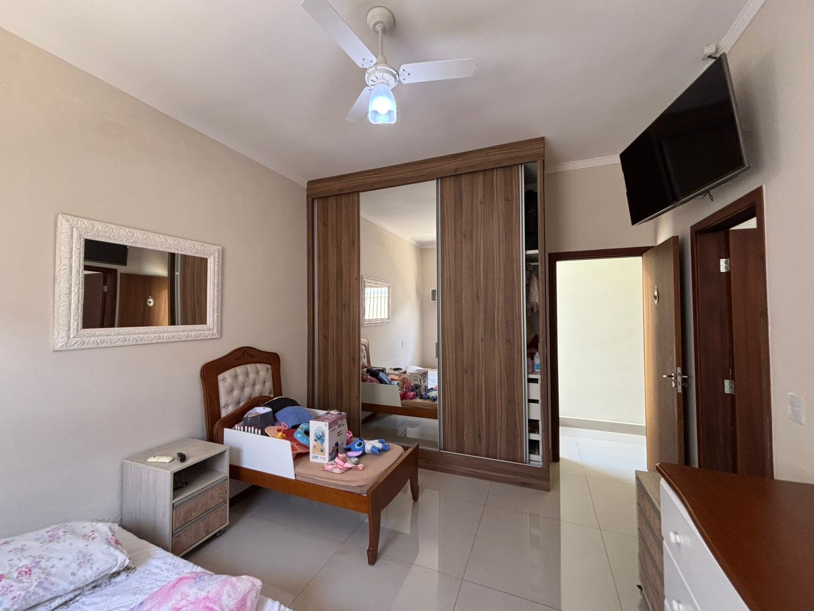 VENDE: LINDA RESIDENCIA COM 3 SUÍTES - CONDOMÍNIO SANTA MôNICA - BRODOWSKI-SP.