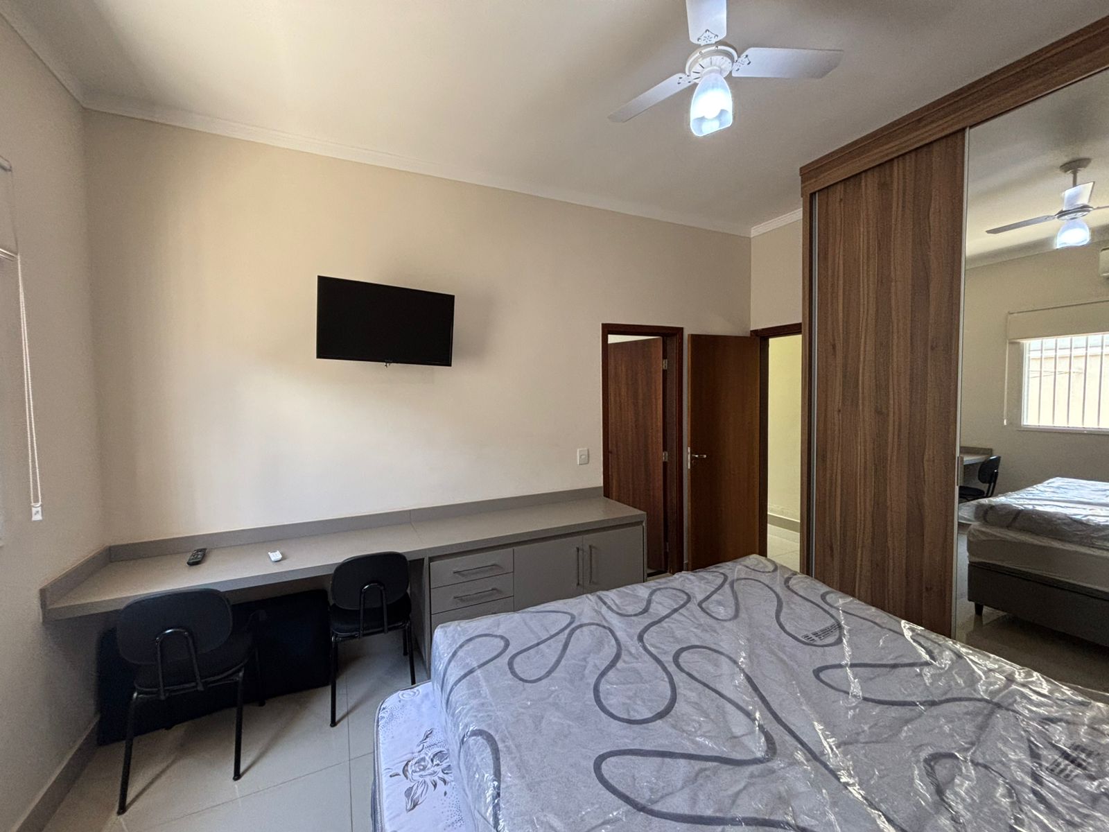 VENDE: LINDA RESIDENCIA COM 3 SUÍTES - CONDOMÍNIO SANTA MôNICA - BRODOWSKI-SP.