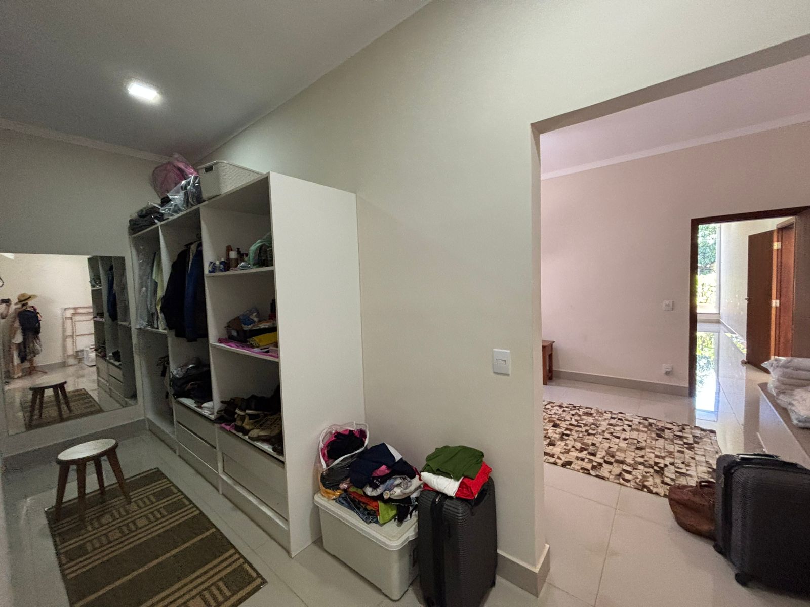 VENDE: LINDA RESIDENCIA COM 3 SUÍTES - CONDOMÍNIO SANTA MôNICA - BRODOWSKI-SP.
