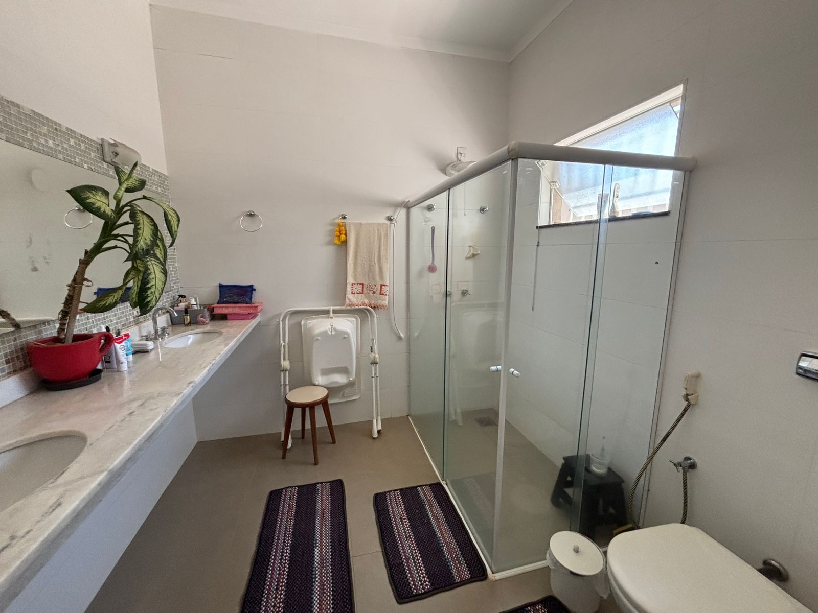VENDE: LINDA RESIDENCIA COM 3 SUÍTES - CONDOMÍNIO SANTA MôNICA - BRODOWSKI-SP.