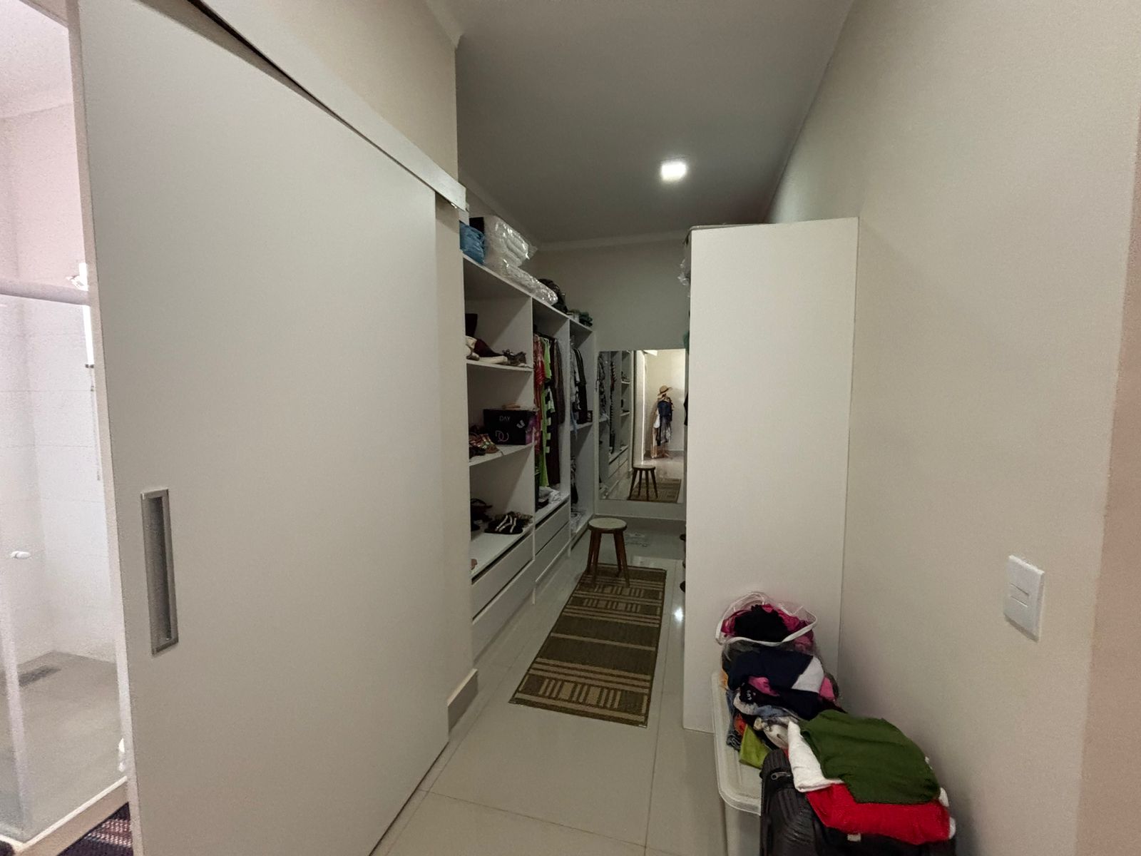 VENDE: LINDA RESIDENCIA COM 3 SUÍTES - CONDOMÍNIO SANTA MôNICA - BRODOWSKI-SP.