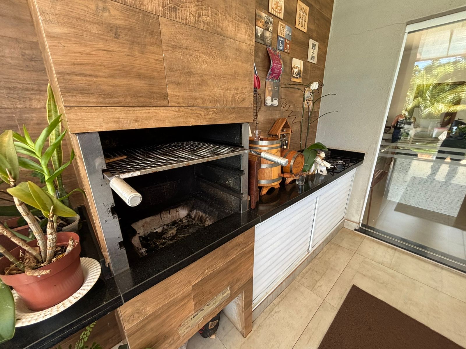 VENDE: LINDA RESIDENCIA COM 3 SUÍTES - CONDOMÍNIO SANTA MôNICA - BRODOWSKI-SP.