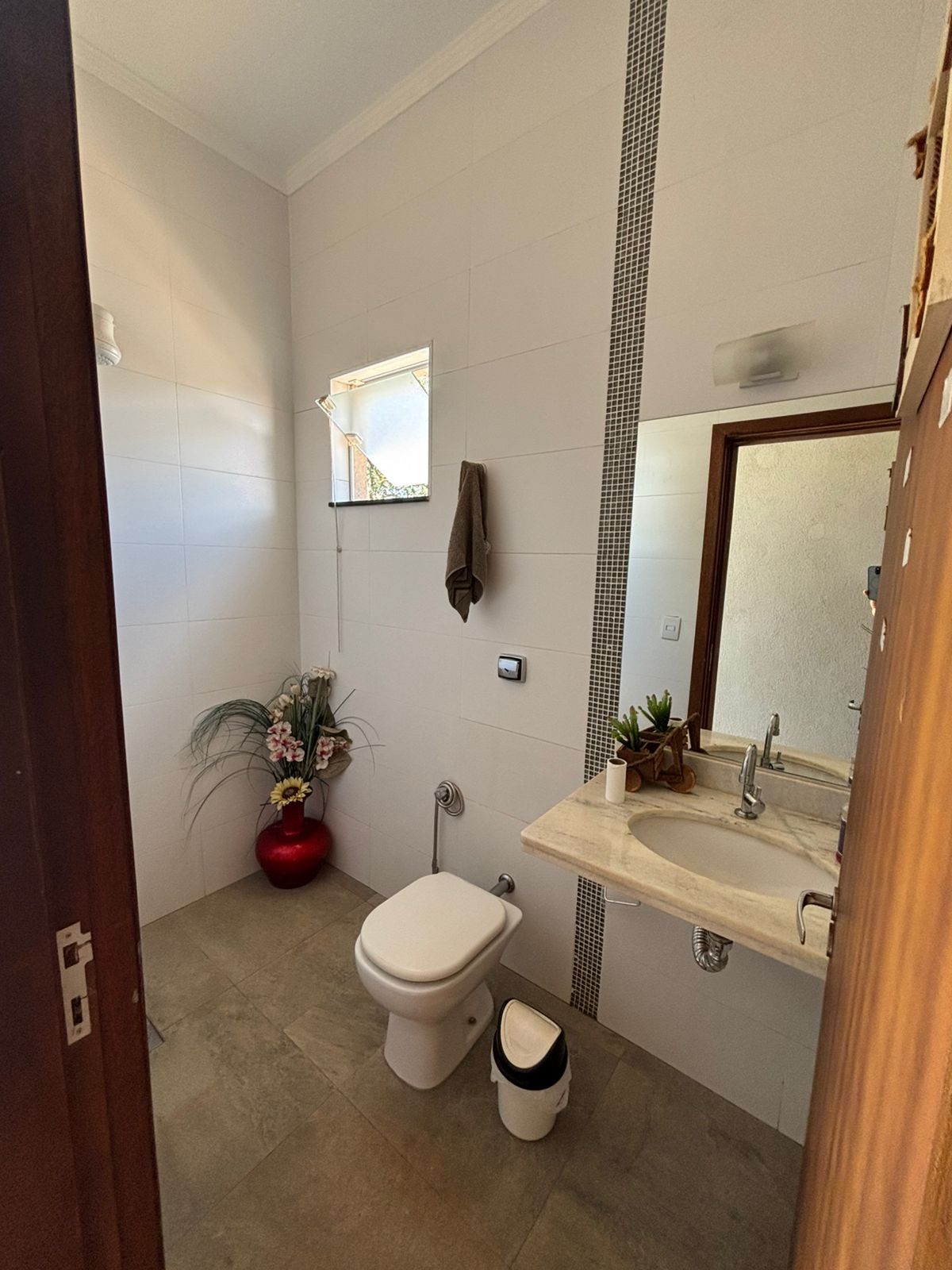 VENDE: LINDA RESIDENCIA COM 3 SUÍTES - CONDOMÍNIO SANTA MôNICA - BRODOWSKI-SP.