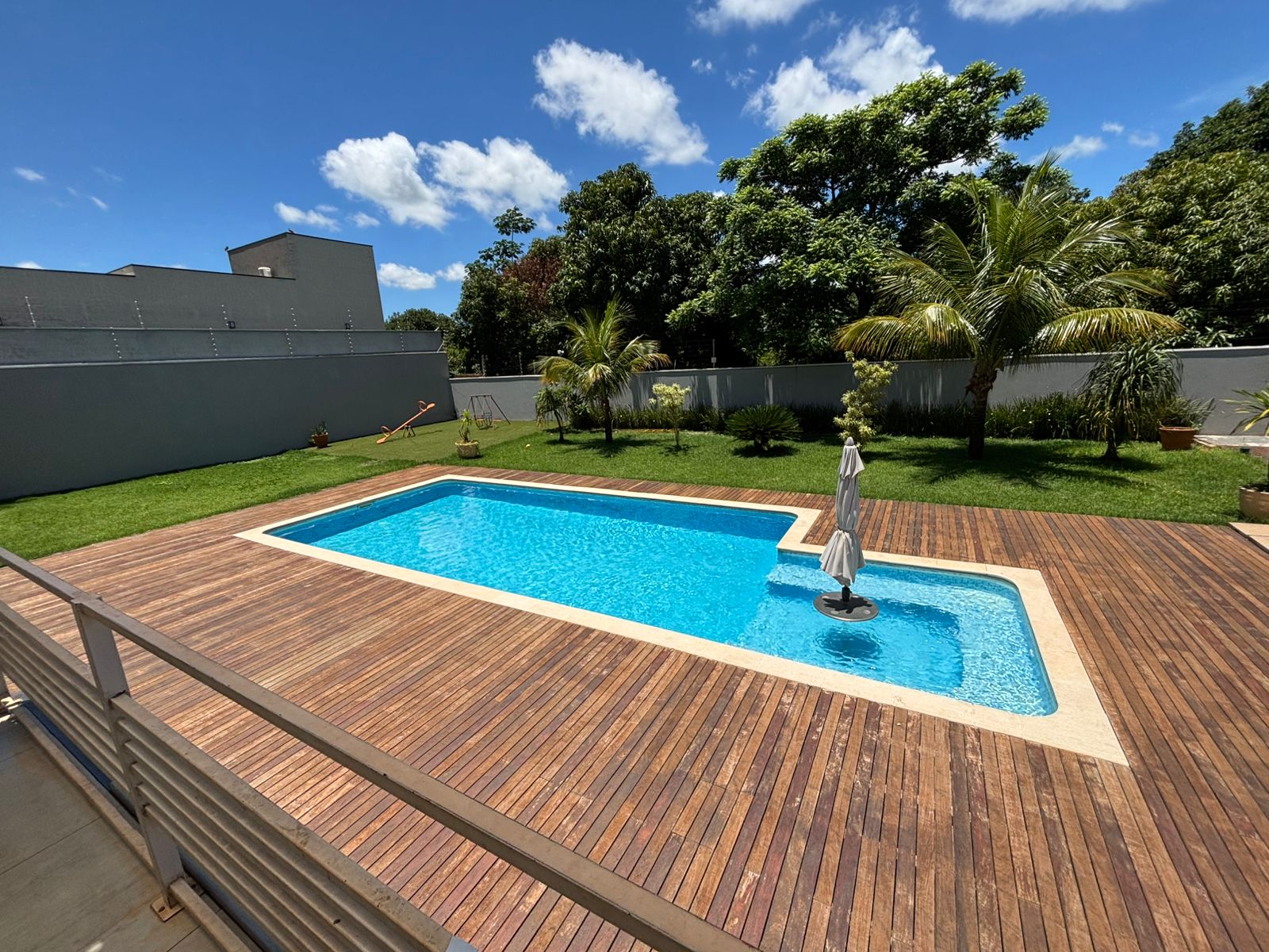 VENDE: LINDA RESIDENCIA COM 3 SUÍTES - CONDOMÍNIO SANTA MôNICA - BRODOWSKI-SP.