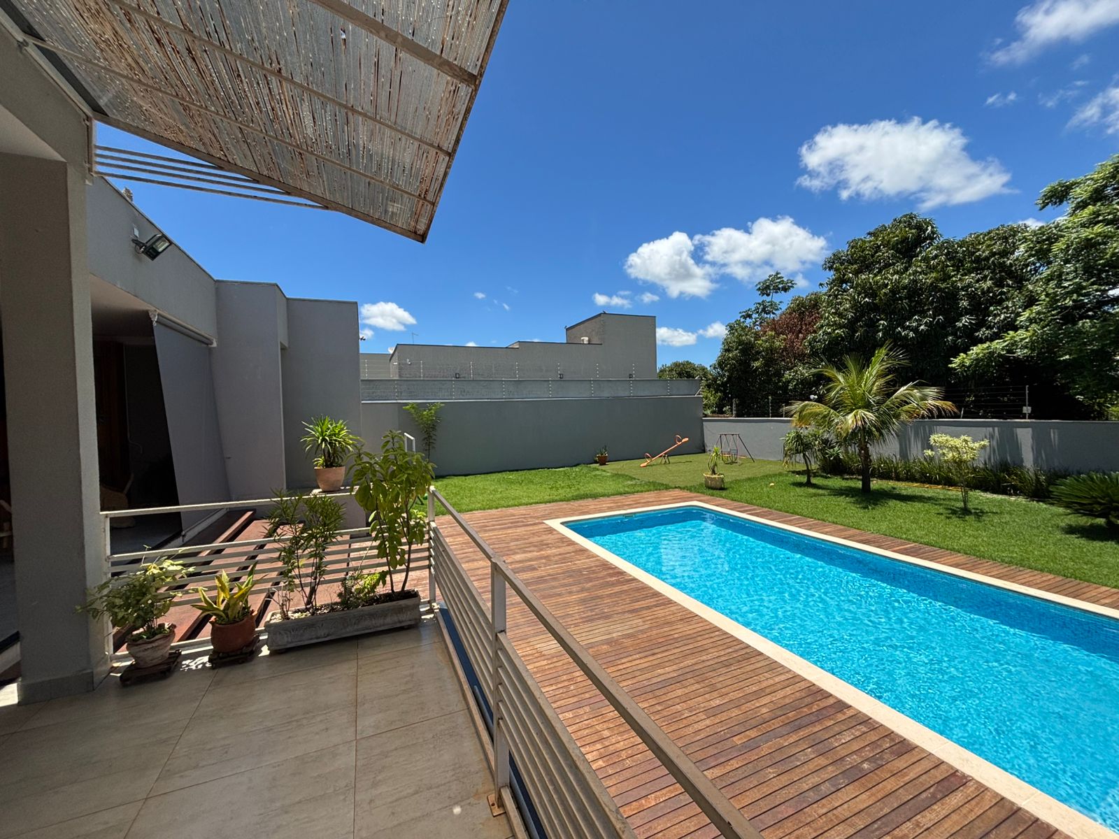 VENDE: LINDA RESIDENCIA COM 3 SUÍTES - CONDOMÍNIO SANTA MôNICA - BRODOWSKI-SP.