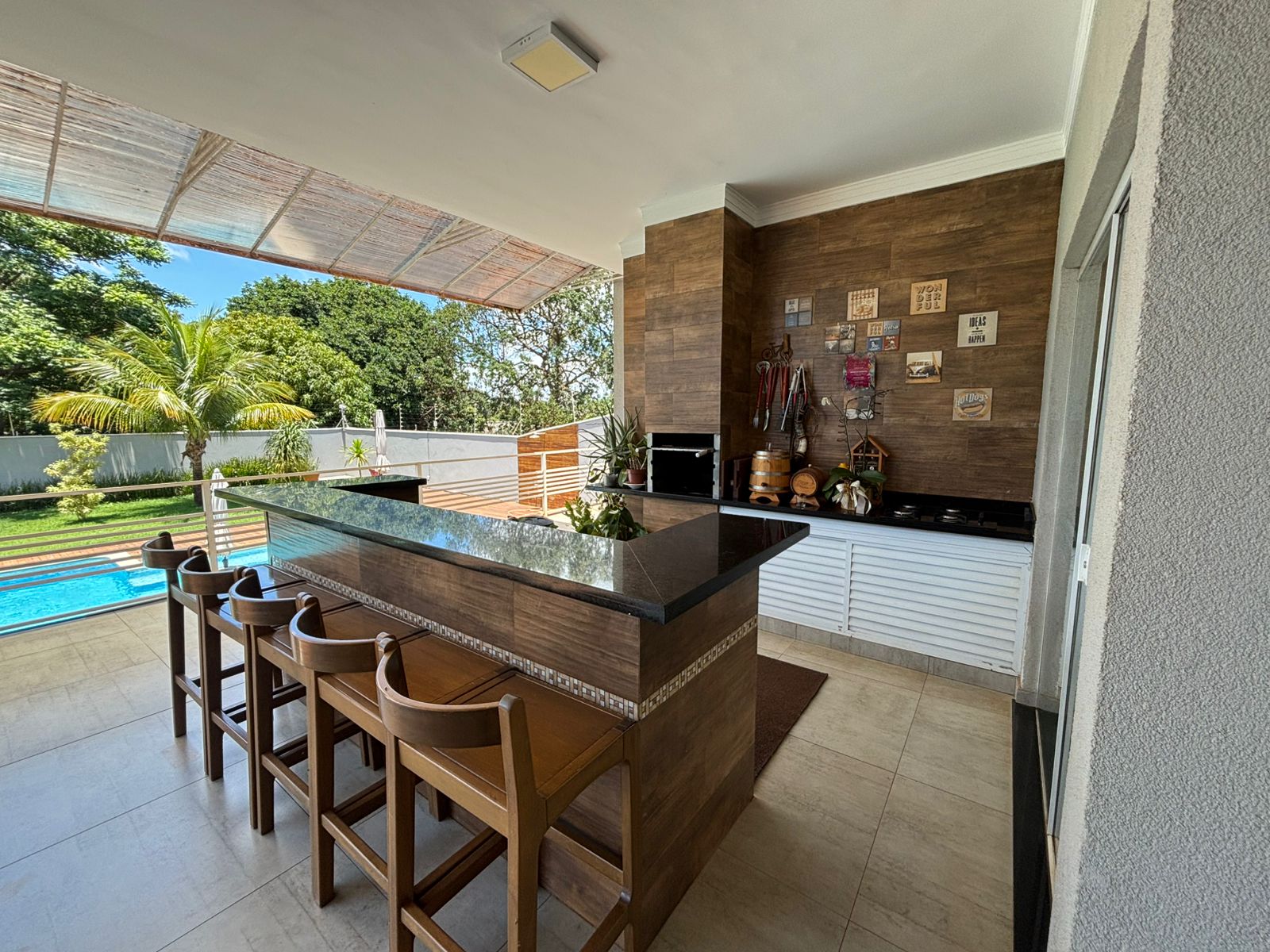 VENDE: LINDA RESIDENCIA COM 3 SUÍTES - CONDOMÍNIO SANTA MôNICA - BRODOWSKI-SP.