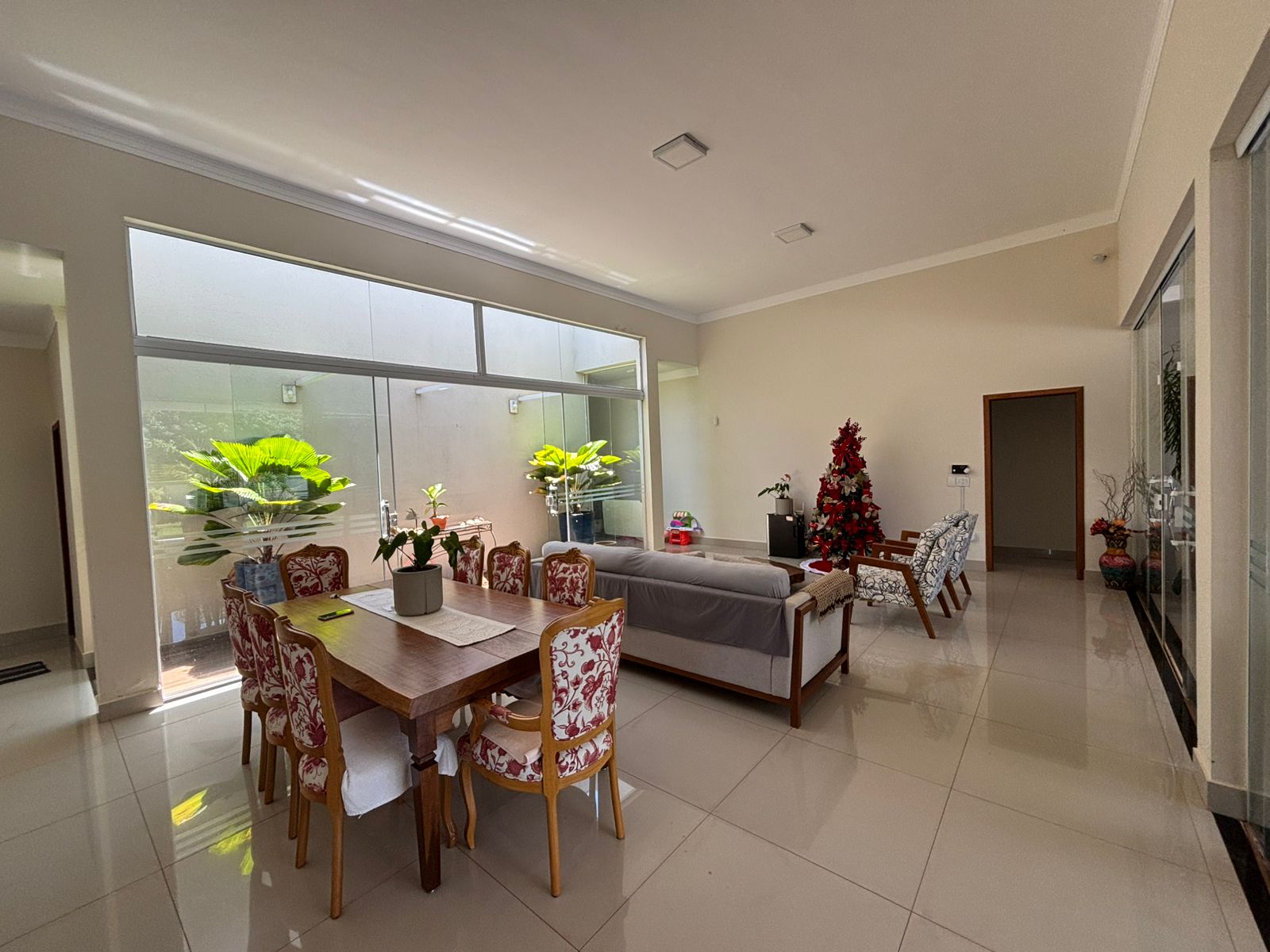 VENDE: LINDA RESIDENCIA COM 3 SUÍTES - CONDOMÍNIO SANTA MôNICA - BRODOWSKI-SP.