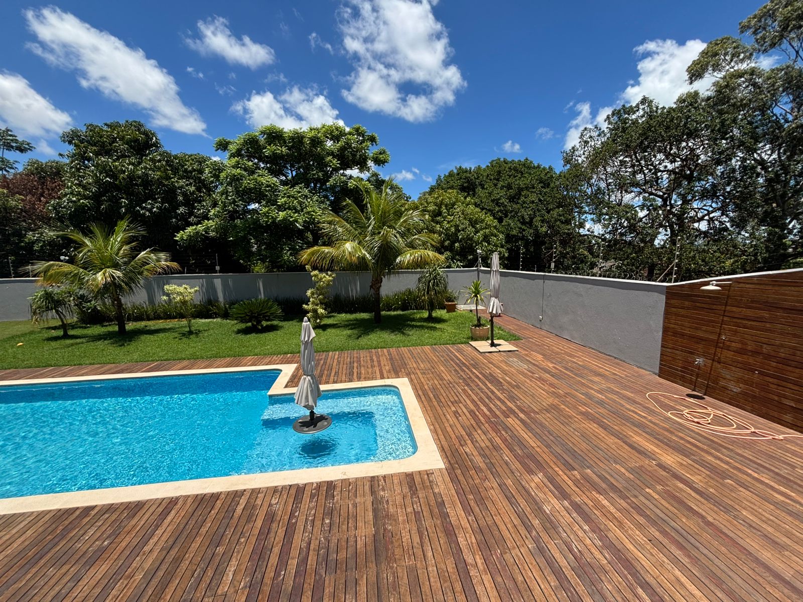 VENDE: LINDA RESIDENCIA COM 3 SUÍTES - CONDOMÍNIO SANTA MôNICA - BRODOWSKI-SP.