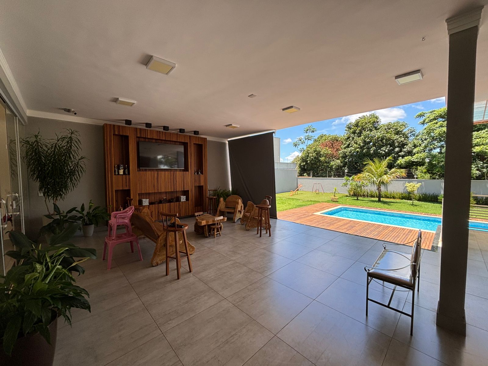 VENDE: LINDA RESIDENCIA COM 3 SUÍTES - CONDOMÍNIO SANTA MôNICA - BRODOWSKI-SP.