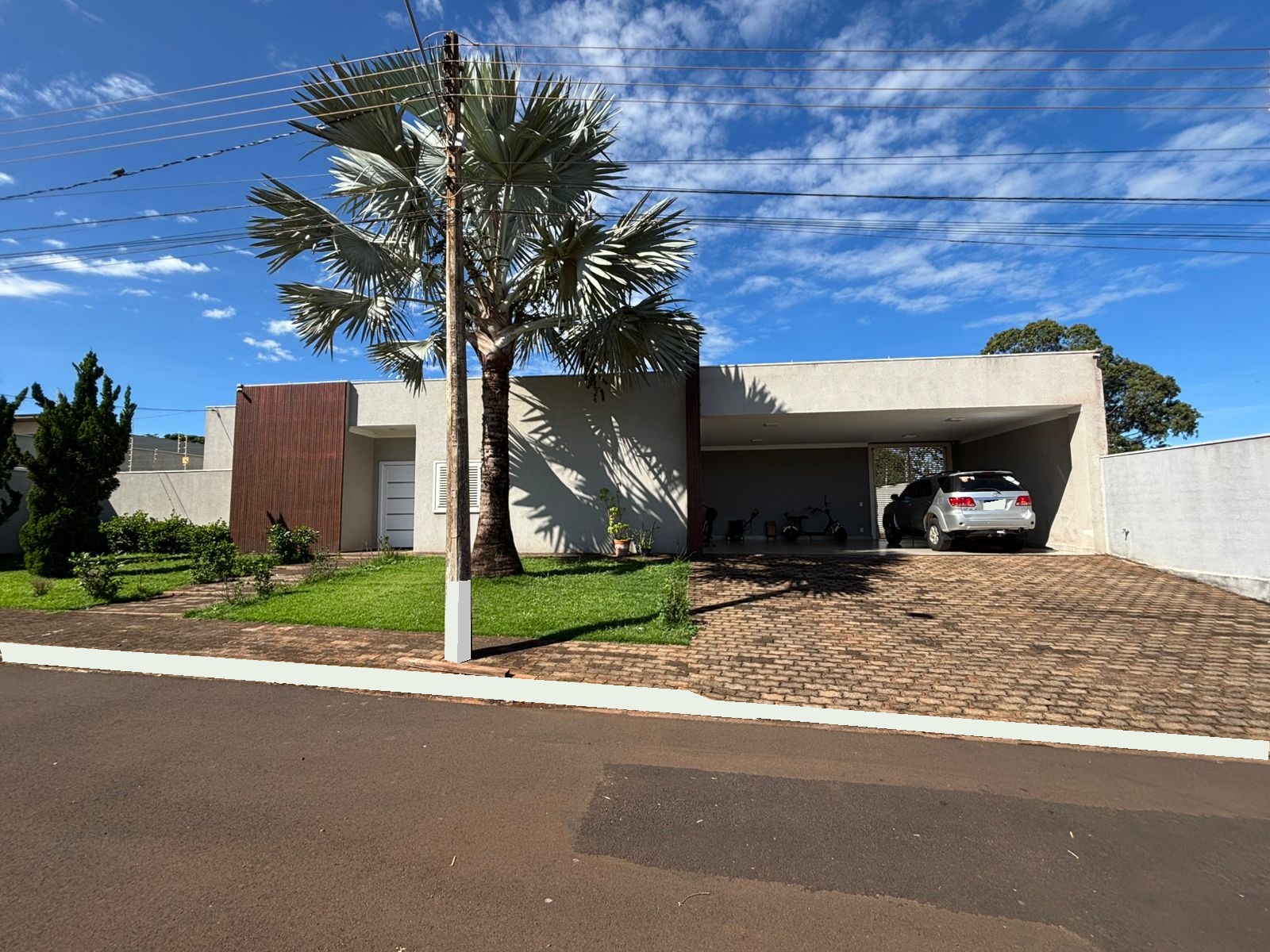 VENDE: LINDA RESIDENCIA COM 3 SUÍTES - CONDOMÍNIO SANTA MôNICA - BRODOWSKI-SP.
