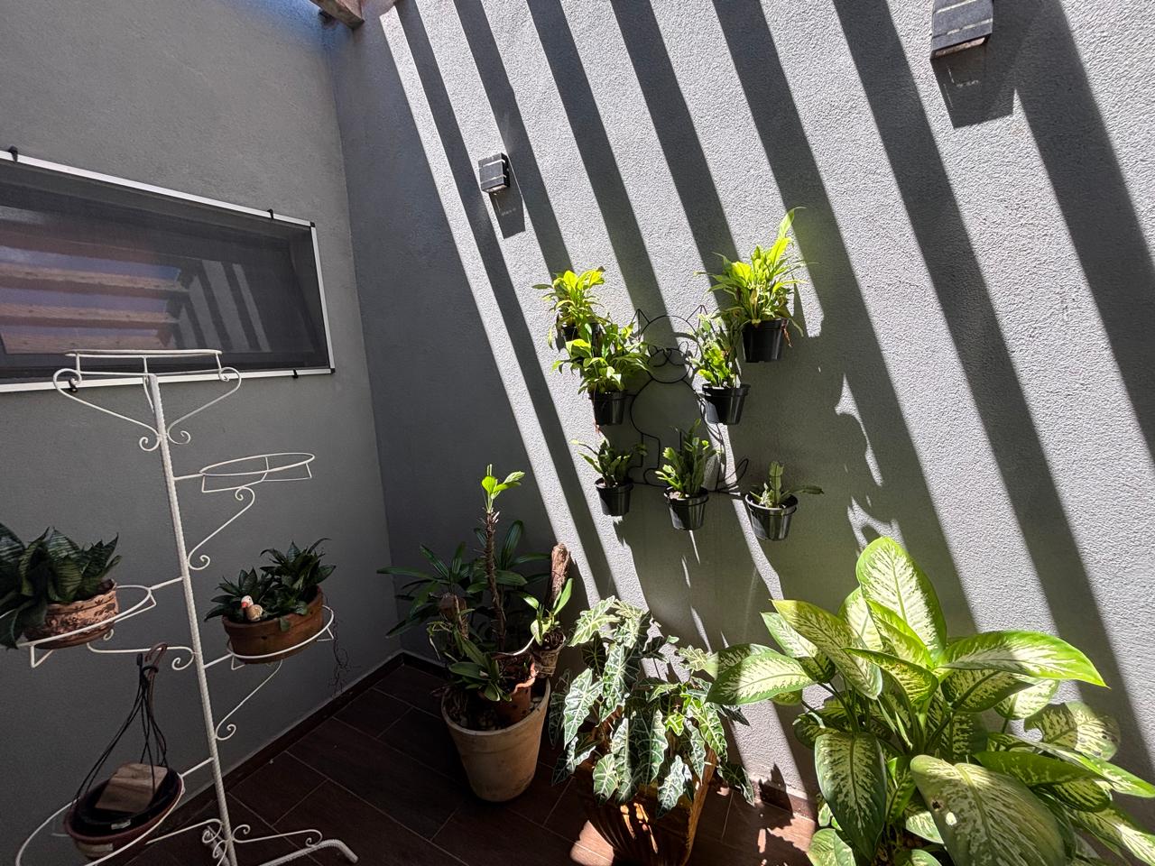 VENDE: CASA 02 DORMITÓRIOS - PISCINA - JARDIM QUEBEC - BRODOWSKI