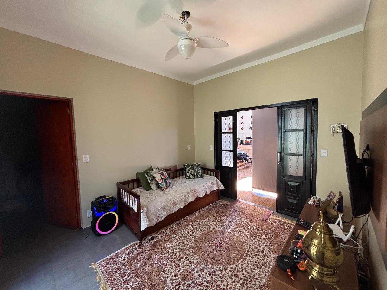 VENDE: CASA 02 DORMITÓRIOS - PISCINA - JARDIM QUEBEC - BRODOWSKI