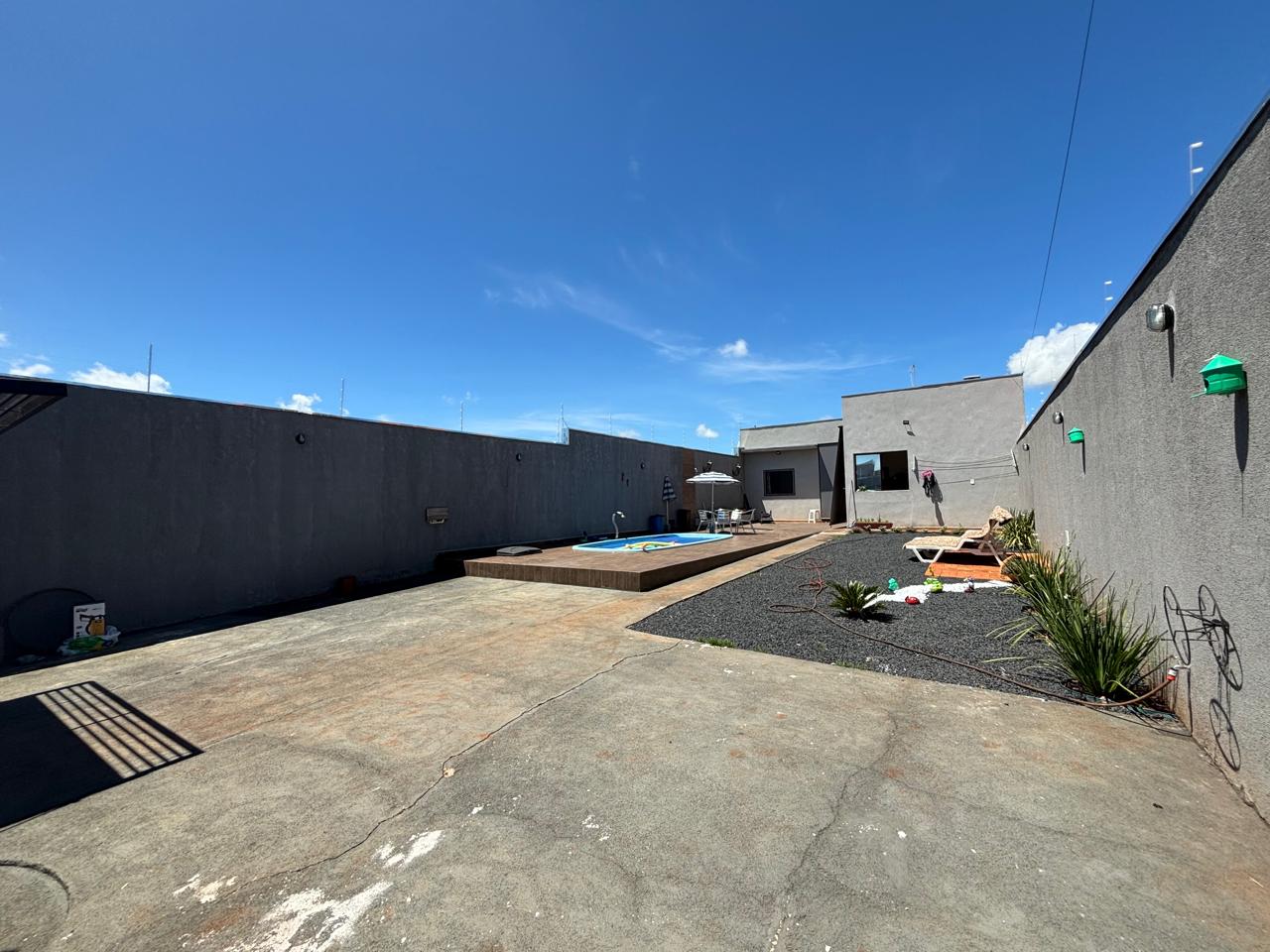 VENDE: CASA 02 DORMITÓRIOS - PISCINA - JARDIM QUEBEC - BRODOWSKI