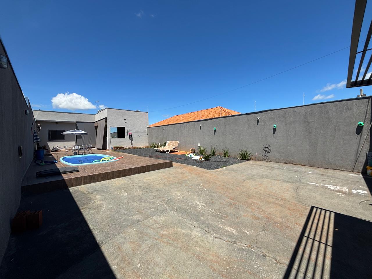 VENDE: CASA 02 DORMITÓRIOS - PISCINA - JARDIM QUEBEC - BRODOWSKI