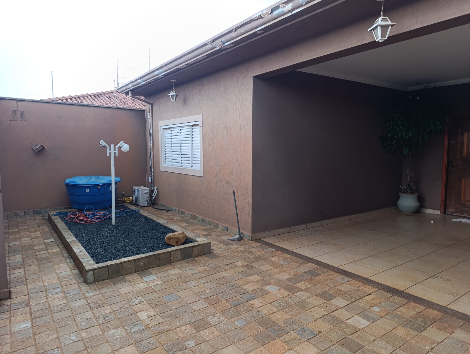 VENDE: CASA 03 DORMITÓRIOS - PISCINA - V.N. APARECIDA - BRODOWSKI-SP.