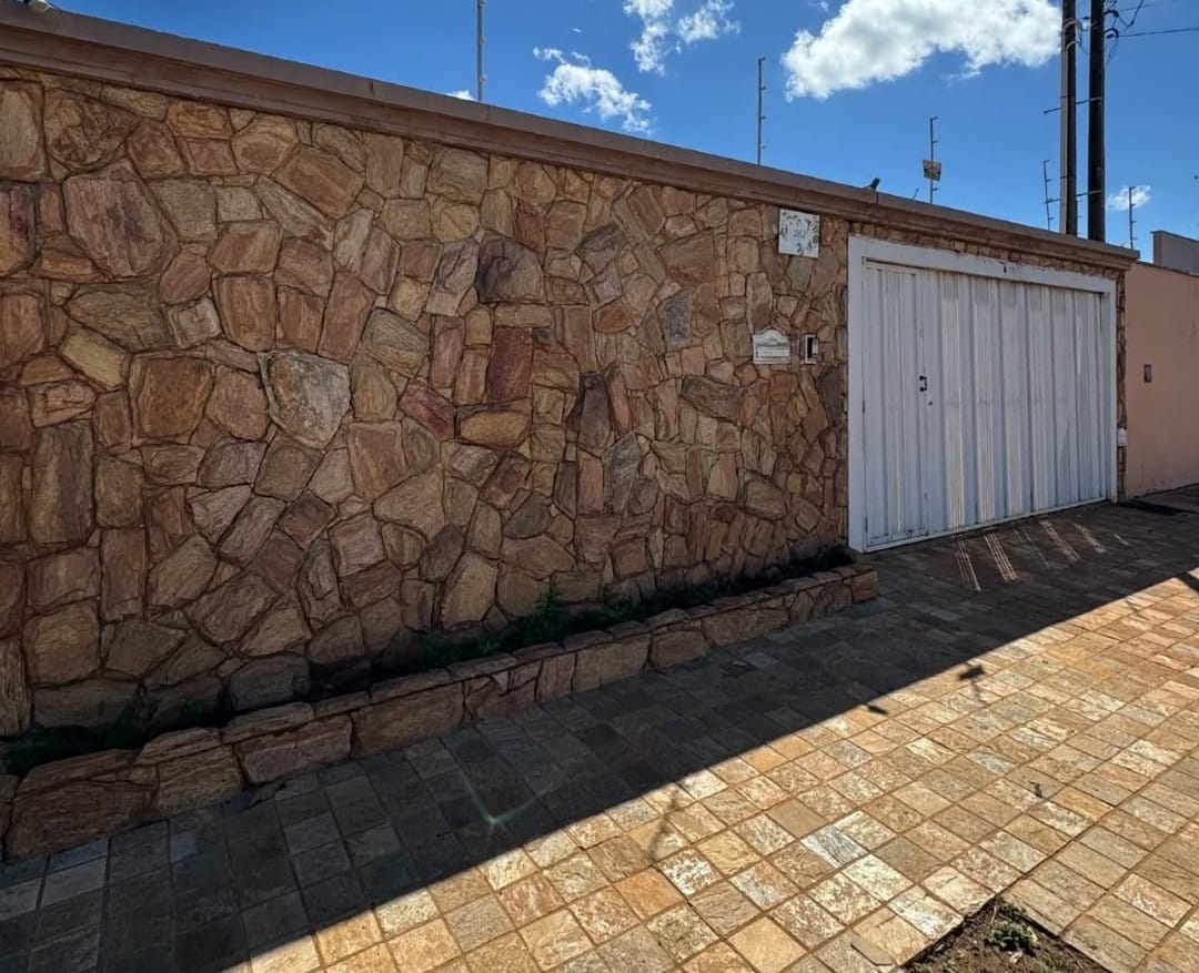 VENDE: CASA 03 DORMITÓRIOS - PISCINA - V.N. APARECIDA - BRODOWSKI-SP.