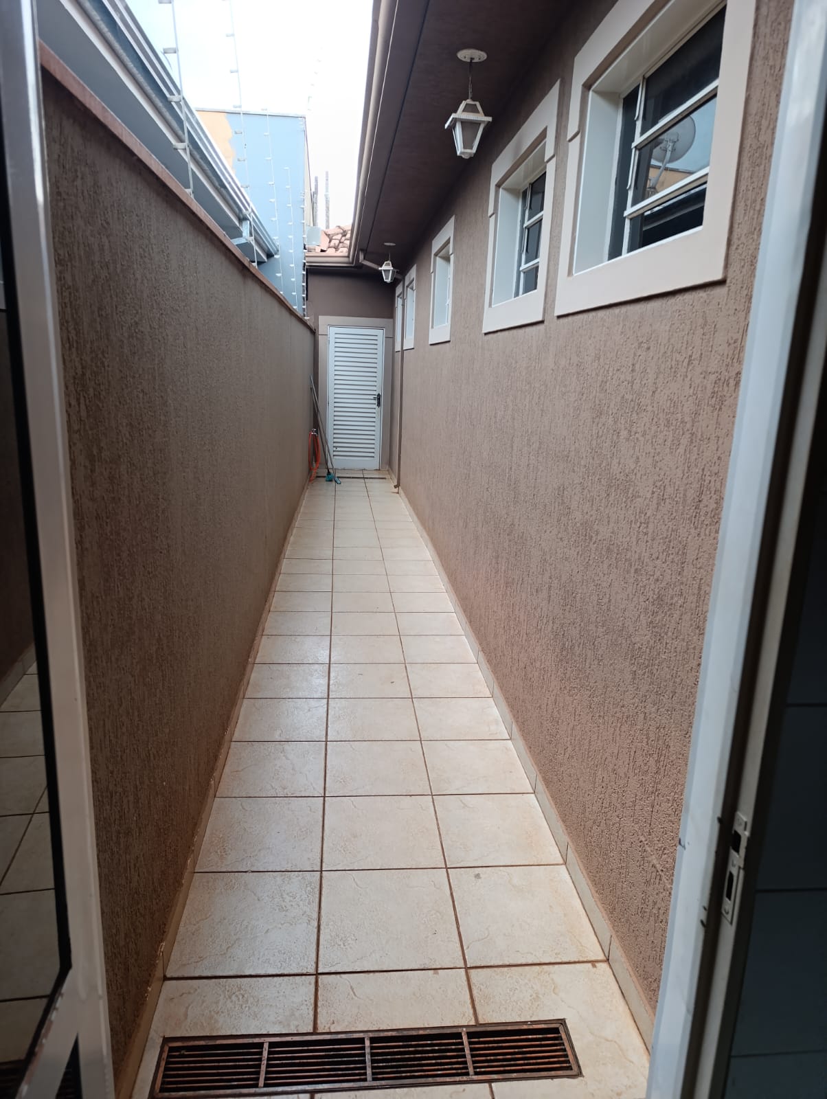VENDE: CASA 03 DORMITÓRIOS - PISCINA - V.N. APARECIDA - BRODOWSKI-SP.