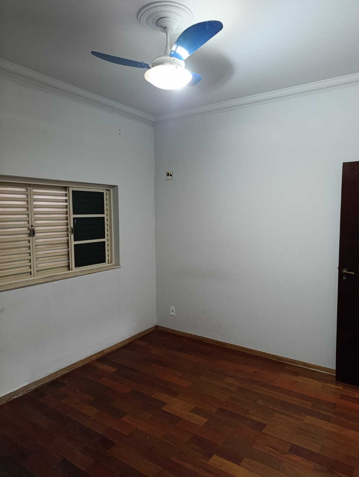 VENDE: CASA 03 DORMITÓRIOS - PISCINA - V.N. APARECIDA - BRODOWSKI-SP.