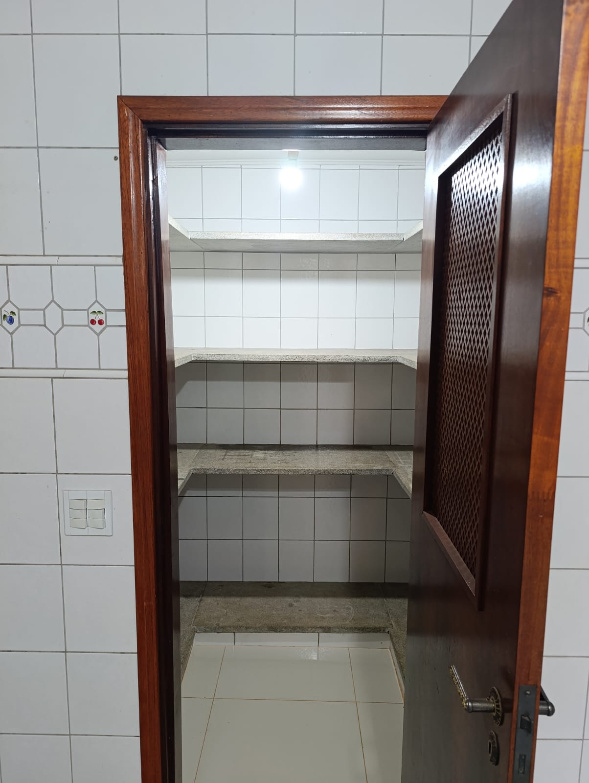 VENDE: CASA 03 DORMITÓRIOS - PISCINA - V.N. APARECIDA - BRODOWSKI-SP.