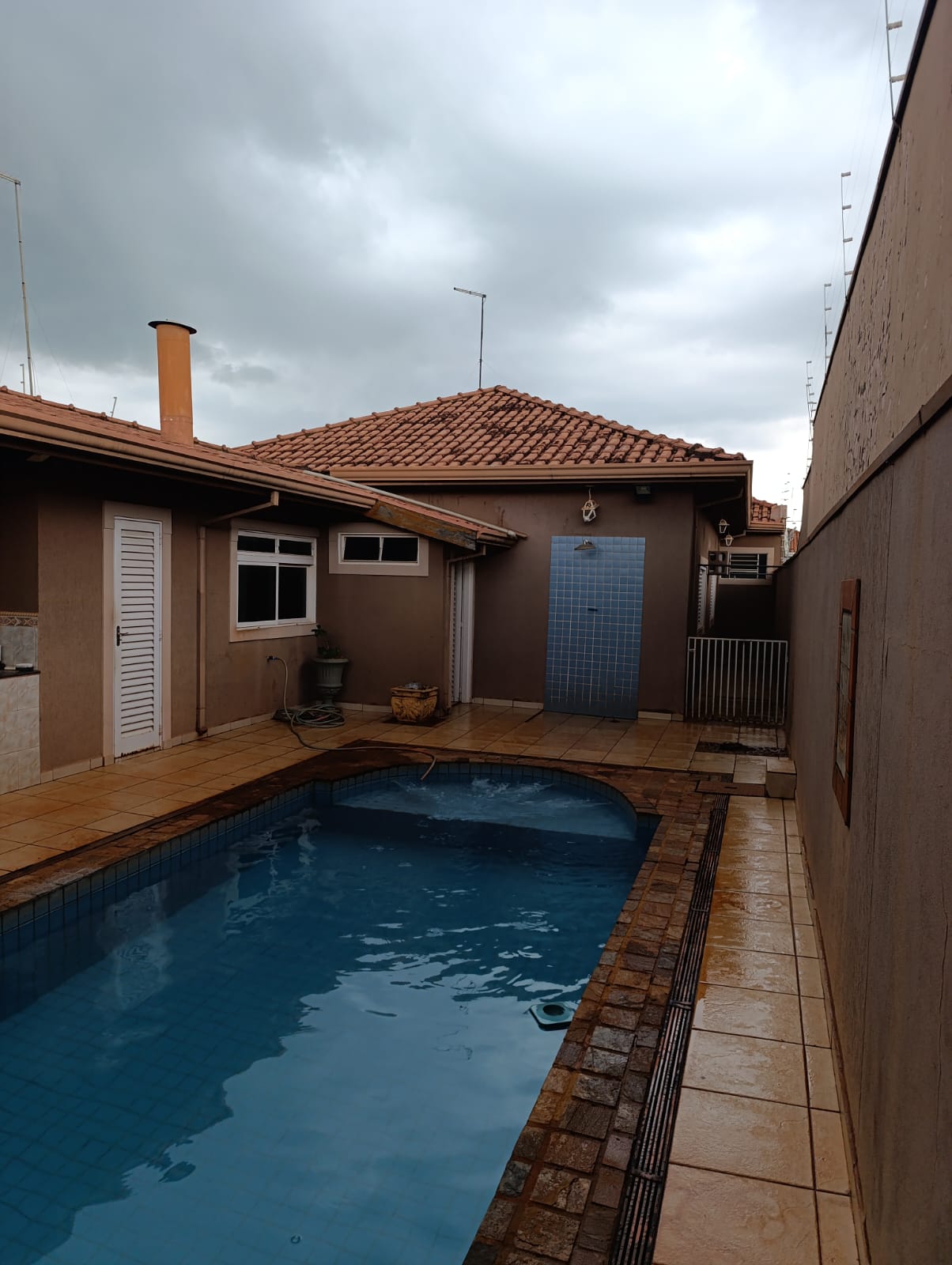 VENDE: CASA 03 DORMITÓRIOS - PISCINA - V.N. APARECIDA - BRODOWSKI-SP.