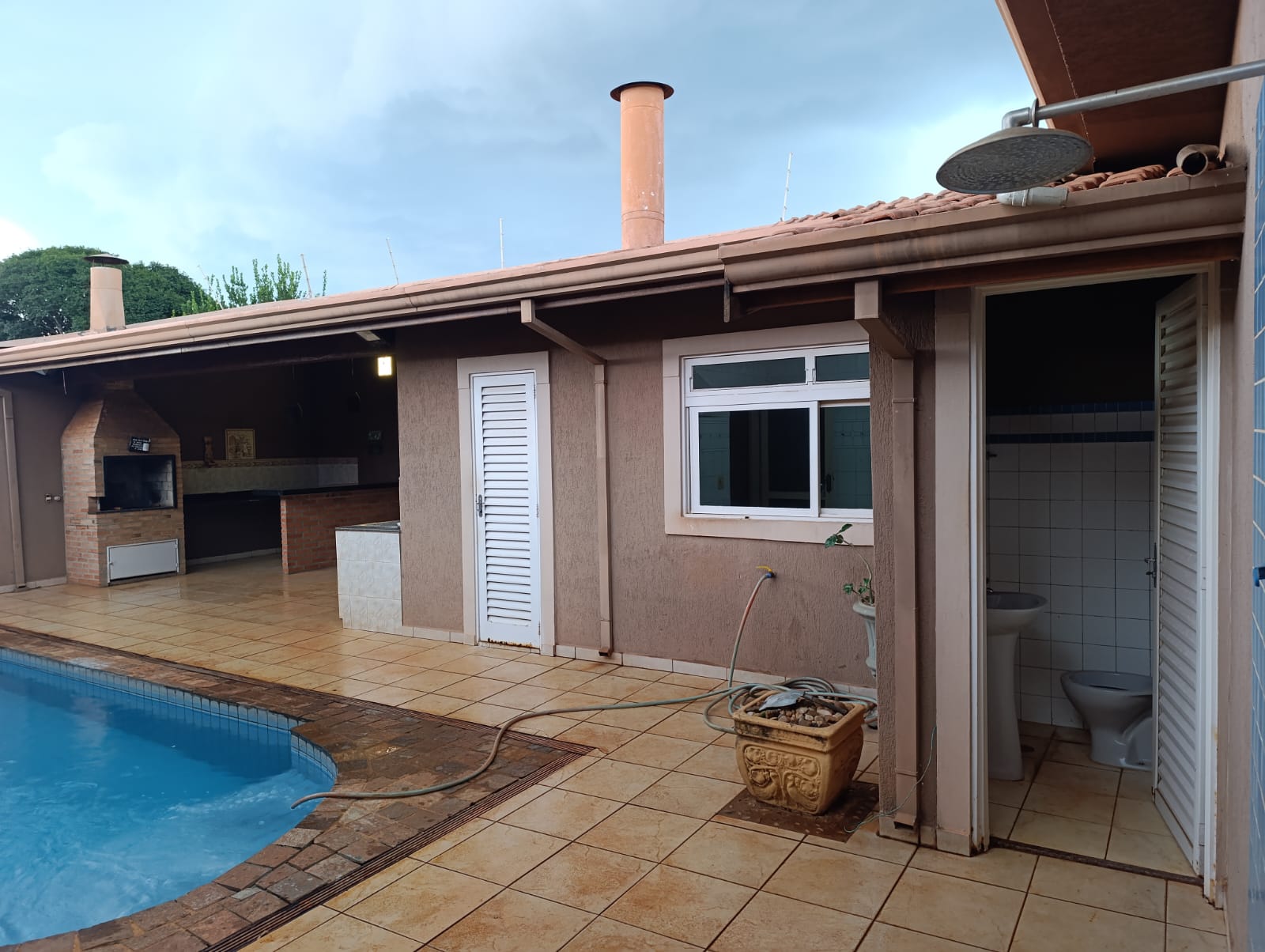 VENDE: CASA 03 DORMITÓRIOS - PISCINA - V.N. APARECIDA - BRODOWSKI-SP.