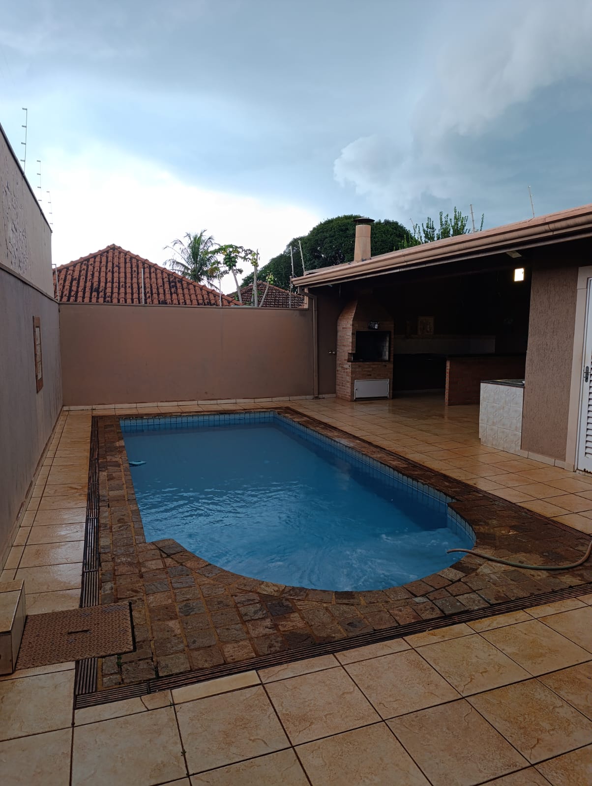 VENDE: CASA 03 DORMITÓRIOS - PISCINA - V.N. APARECIDA - BRODOWSKI-SP.