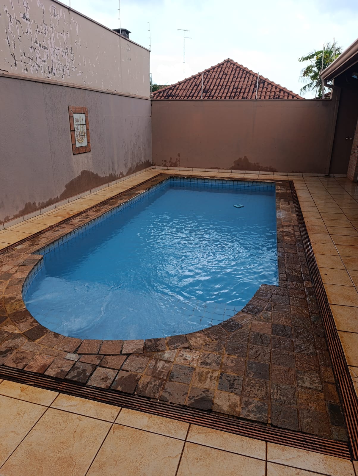VENDE: CASA 03 DORMITÓRIOS - PISCINA - V.N. APARECIDA - BRODOWSKI-SP.