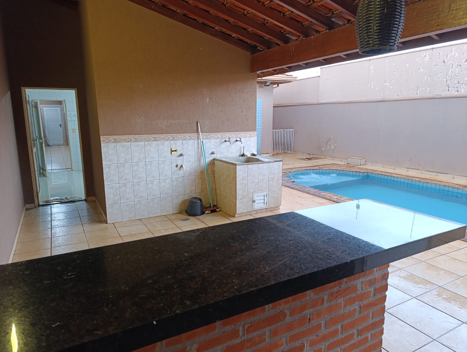 VENDE: CASA 03 DORMITÓRIOS - PISCINA - V.N. APARECIDA - BRODOWSKI-SP.