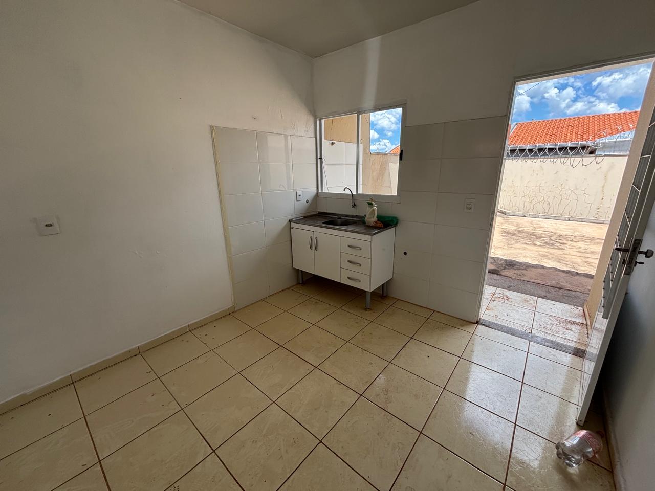 VENDE - CASA 02 DORMITÓRIOS - CONDOMÍNIO WALTER POSSOS - EM BRODOWSKI-SP.
