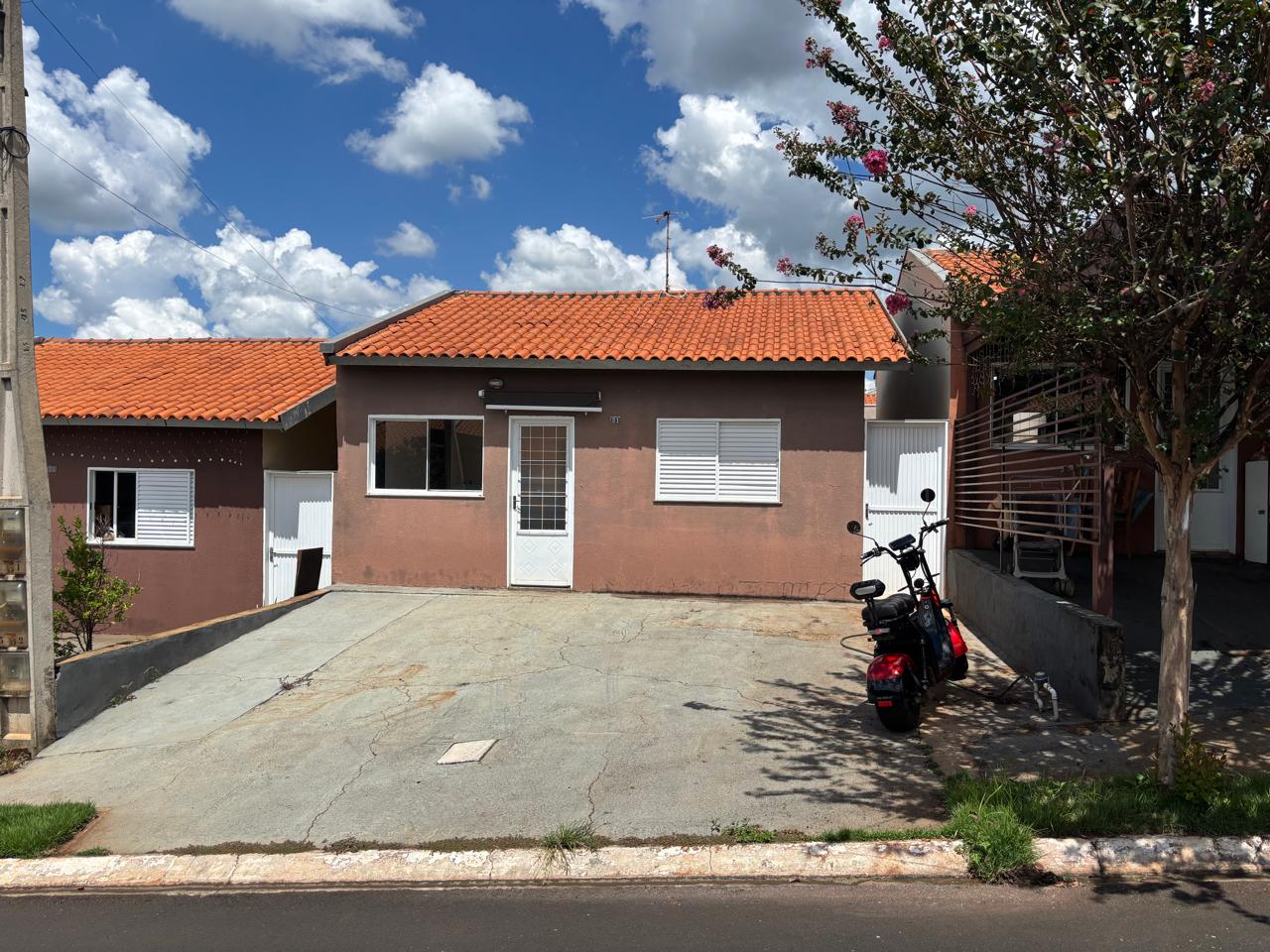 VENDE - CASA 02 DORMITÓRIOS - CONDOMÍNIO WALTER POSSOS - EM BRODOWSKI-SP.