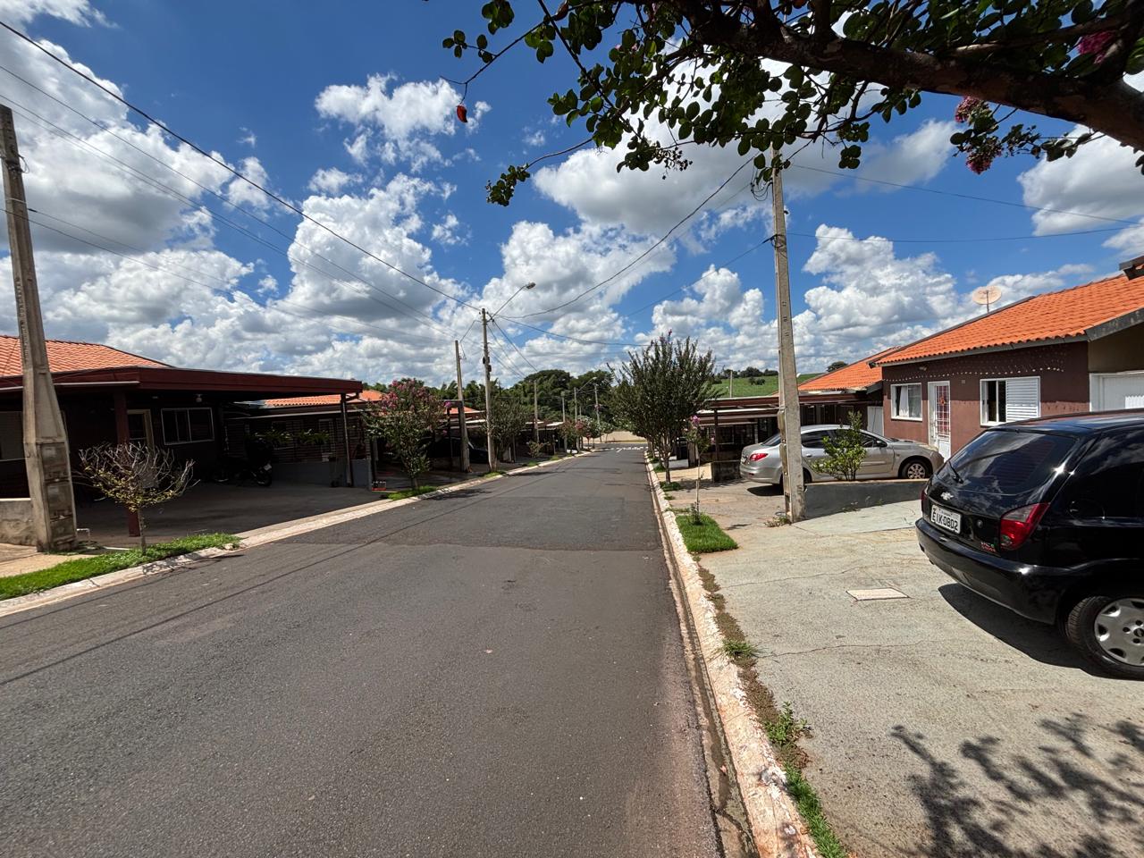 VENDE - CASA 02 DORMITÓRIOS - CONDOMÍNIO WALTER POSSOS - EM BRODOWSKI-SP.