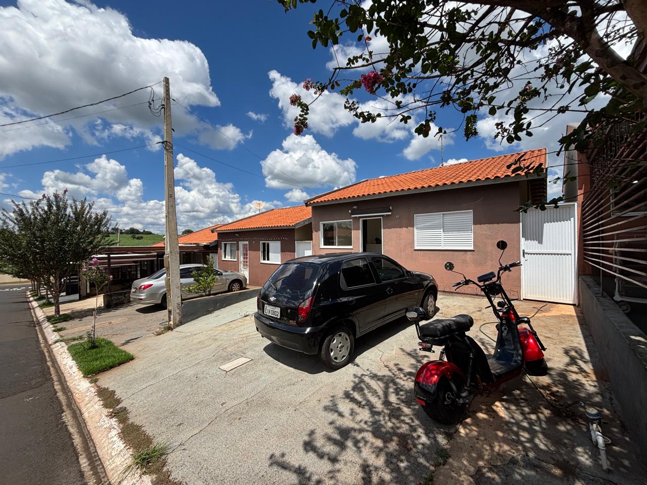 VENDE - CASA 02 DORMITÓRIOS - CONDOMÍNIO WALTER POSSOS - EM BRODOWSKI-SP.