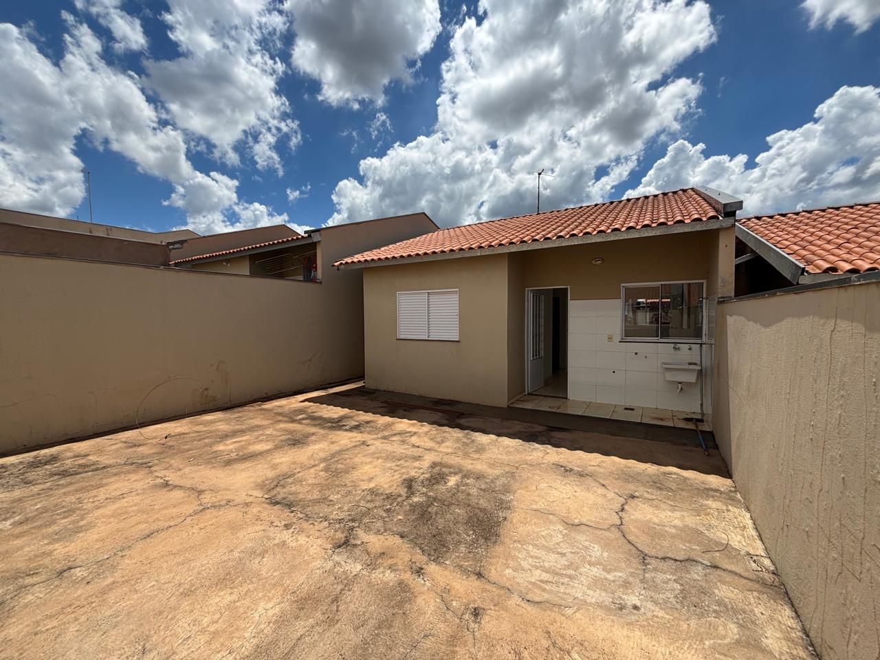 VENDE - CASA 02 DORMITÓRIOS - CONDOMÍNIO WALTER POSSOS - EM BRODOWSKI-SP.