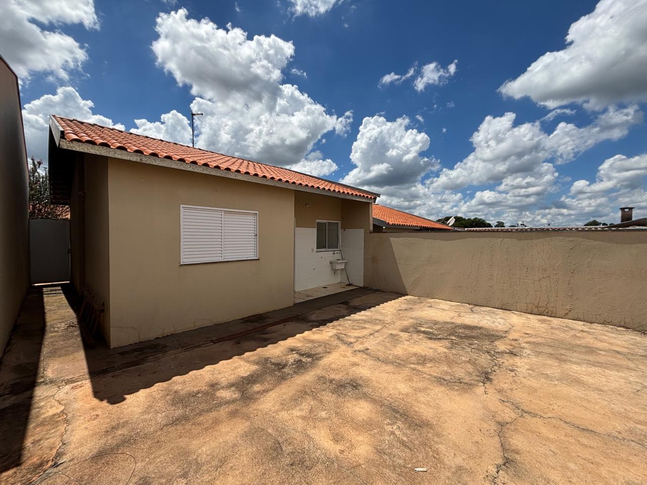 VENDE - CASA 02 DORMITÓRIOS - CONDOMÍNIO WALTER POSSOS - EM BRODOWSKI-SP.