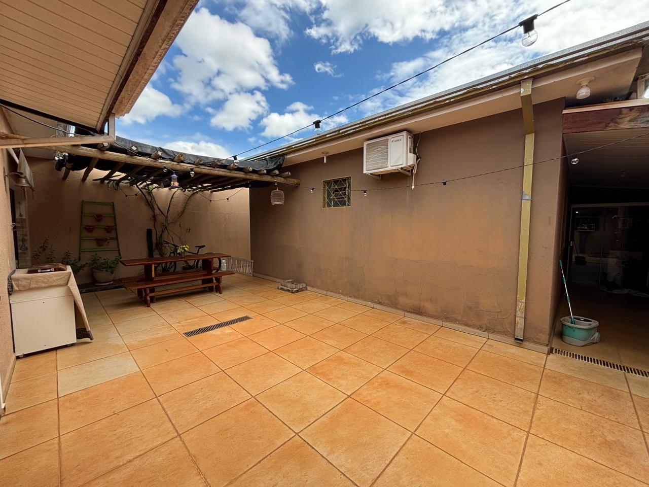 VENDE: LINDA RESIDENCIA COM 03 DORMITÓRIOS - JARDIM SABINO EM BRODOWSKI-SP