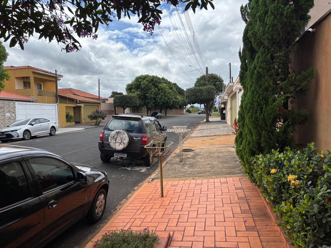 VENDE: LINDA RESIDENCIA COM 03 DORMITÓRIOS - JARDIM SABINO EM BRODOWSKI-SP