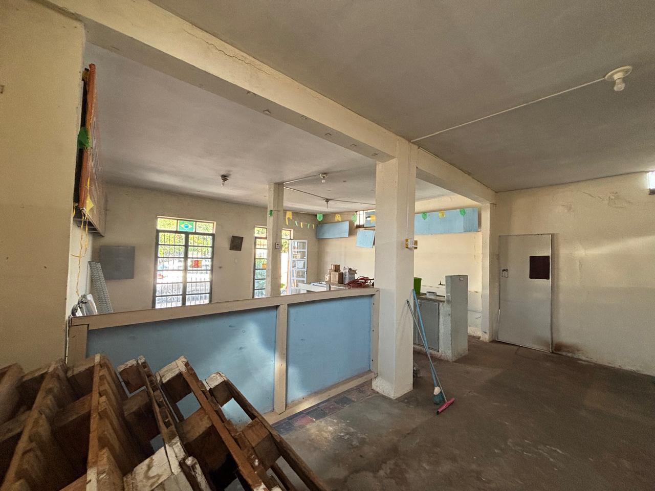 VENDE: SALÃO COMERCIAL - AV CHAMPAGNAT - CENTRO EM BRODOWSKI-SP.