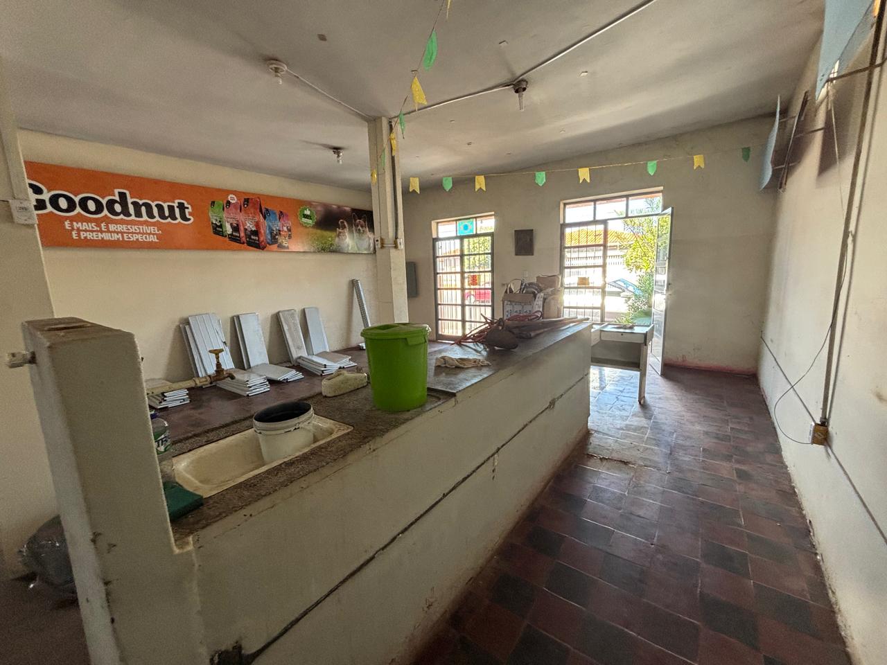 VENDE: SALÃO COMERCIAL - AV CHAMPAGNAT - CENTRO EM BRODOWSKI-SP.