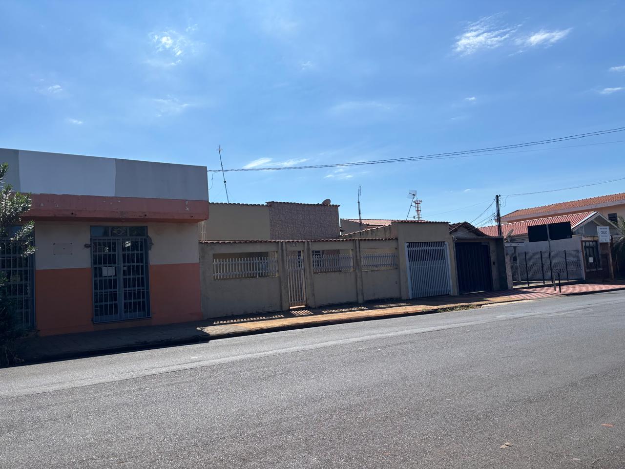 VENDE: CASA NA AV. CHAMPAGNAT - CENTRO DE BRODOWSKI-SP: