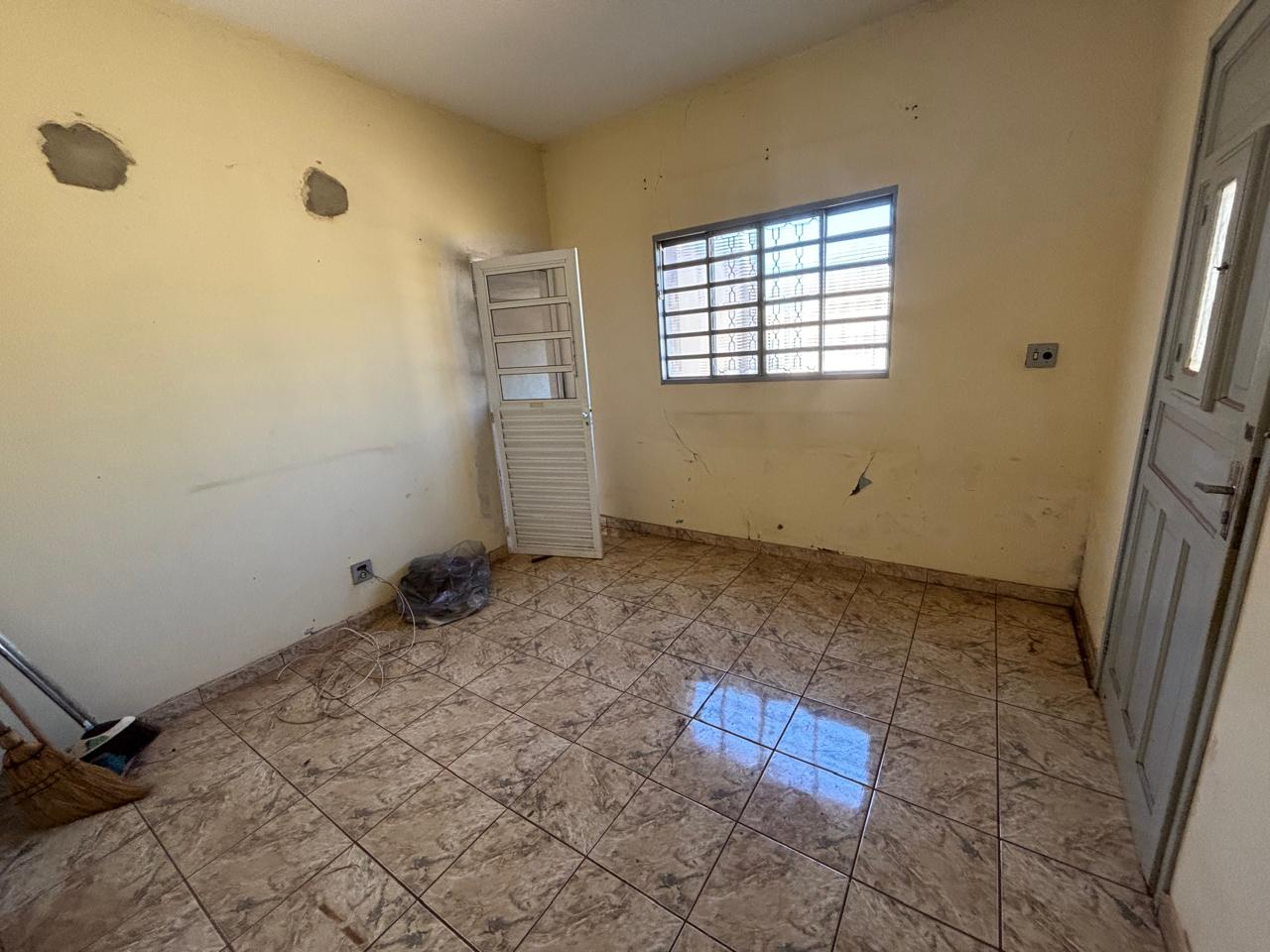 VENDE: CASA NA AV. CHAMPAGNAT - CENTRO DE BRODOWSKI-SP: