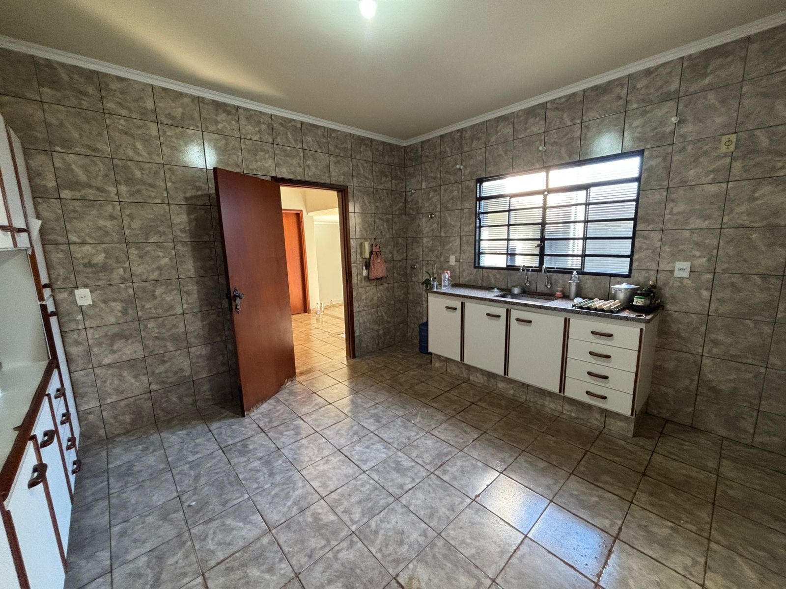 VENDE: CASA COM 03 DORMITÓRIOS - EDICULA - NO CENTRO - BRODOWSKI-SP.