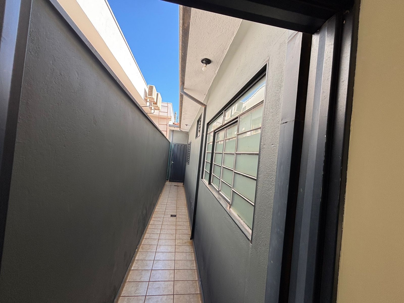 VENDE: CASA COM 03 DORMITÓRIOS - EDICULA - NO CENTRO - BRODOWSKI-SP.