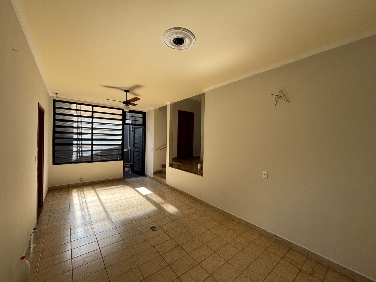 VENDE: CASA COM 03 DORMITÓRIOS - EDICULA - NO CENTRO - BRODOWSKI-SP.