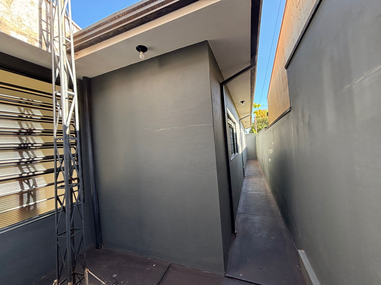 VENDE: CASA COM 03 DORMITÓRIOS - EDICULA - NO CENTRO - BRODOWSKI-SP.
