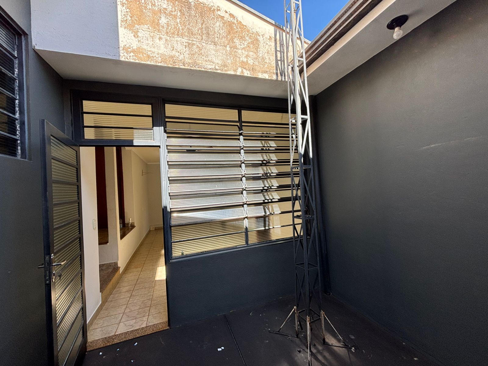 VENDE: CASA COM 03 DORMITÓRIOS - EDICULA - NO CENTRO - BRODOWSKI-SP.
