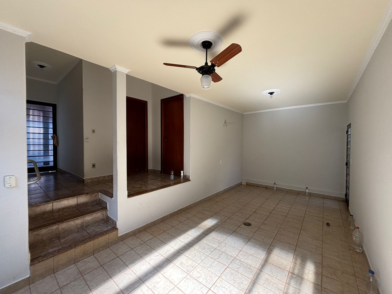 VENDE: CASA COM 03 DORMITÓRIOS - EDICULA - NO CENTRO - BRODOWSKI-SP.