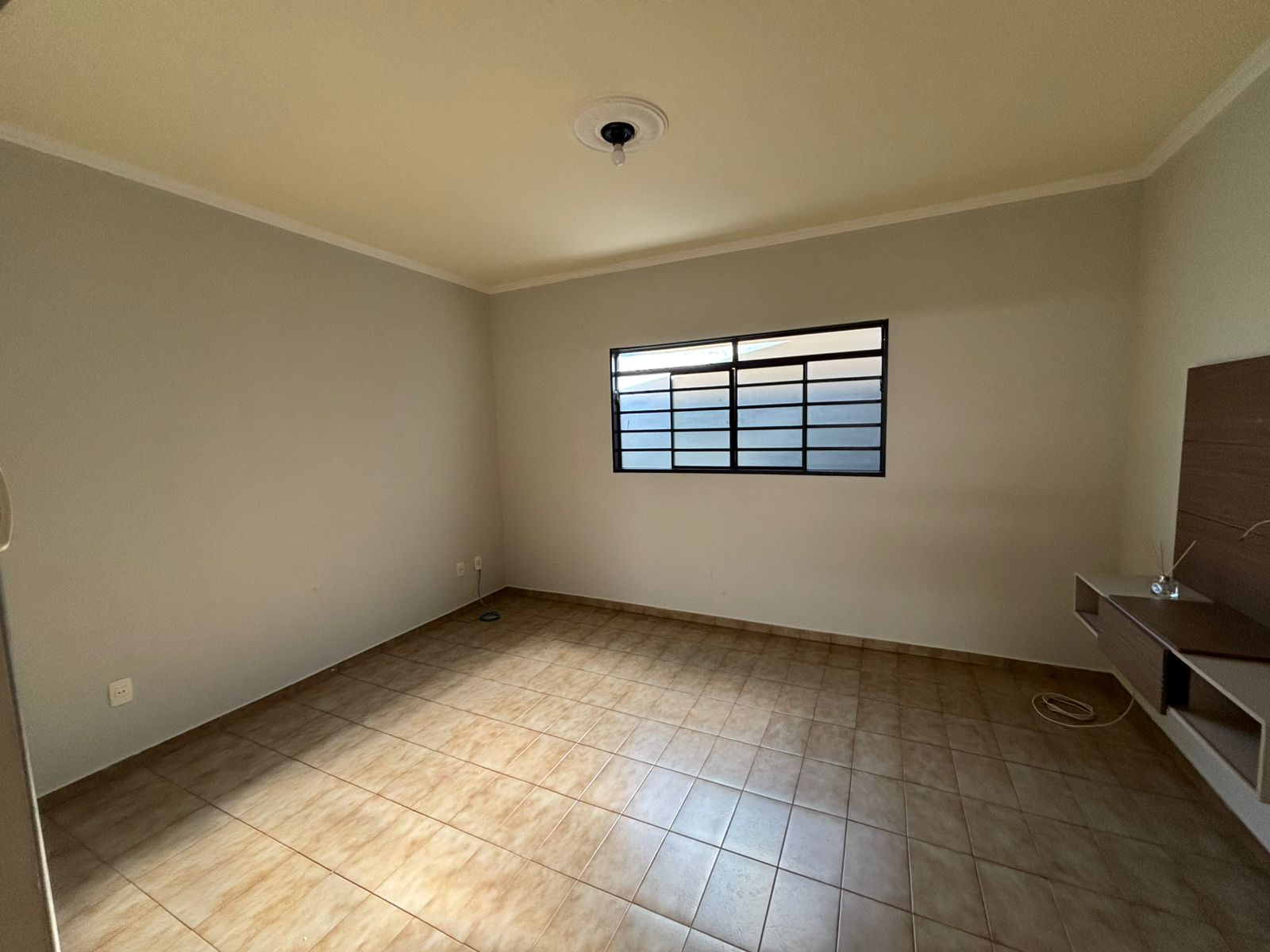 VENDE: CASA COM 03 DORMITÓRIOS - EDICULA - NO CENTRO - BRODOWSKI-SP.
