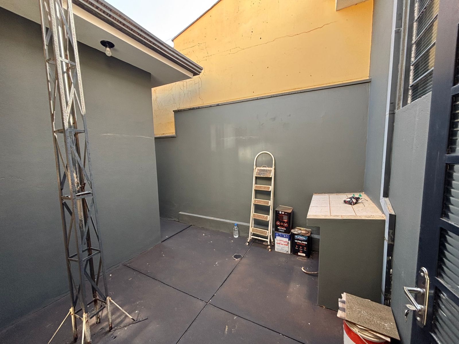 VENDE: CASA COM 03 DORMITÓRIOS - EDICULA - NO CENTRO - BRODOWSKI-SP.