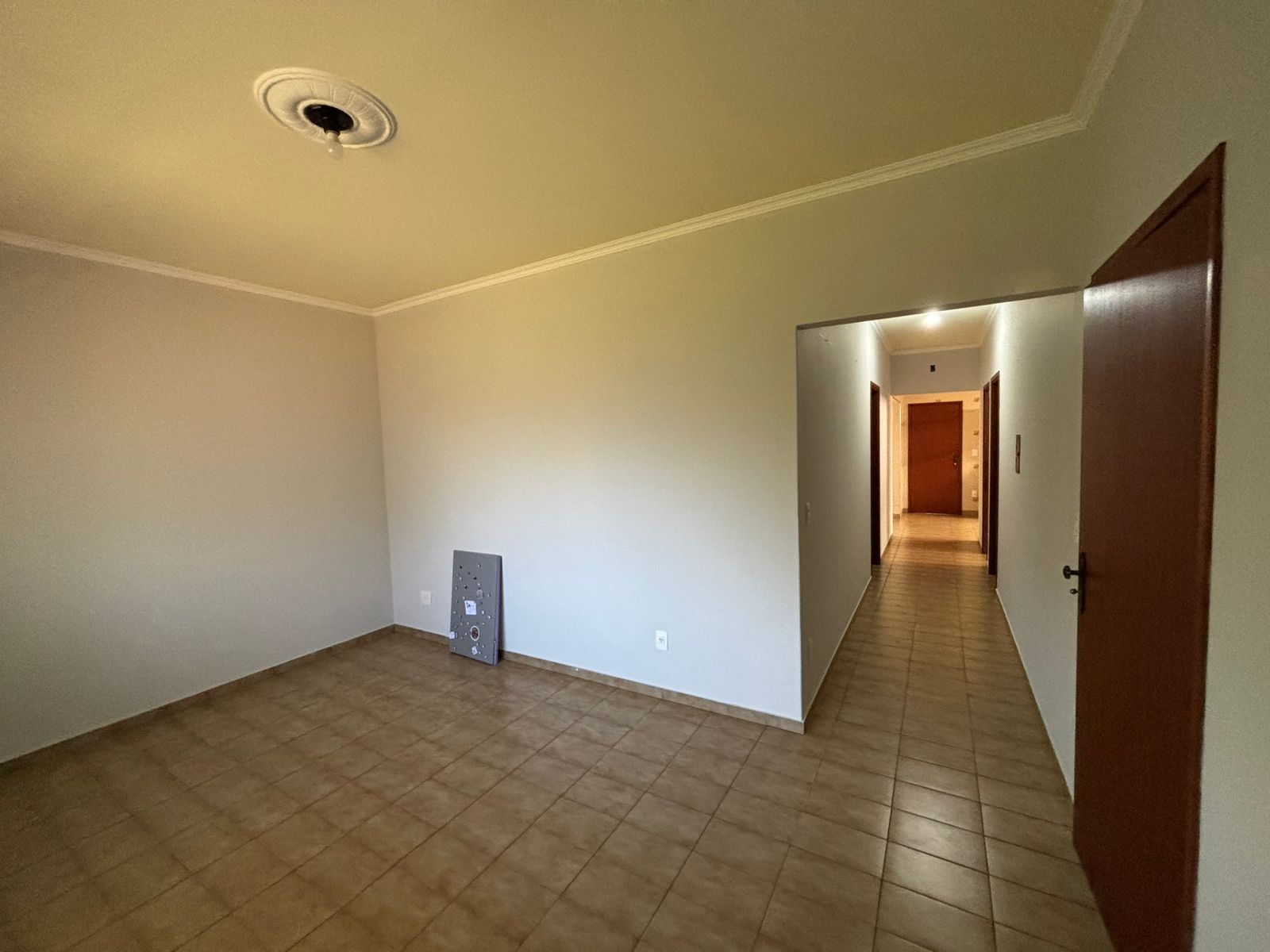 VENDE: CASA COM 03 DORMITÓRIOS - EDICULA - NO CENTRO - BRODOWSKI-SP.